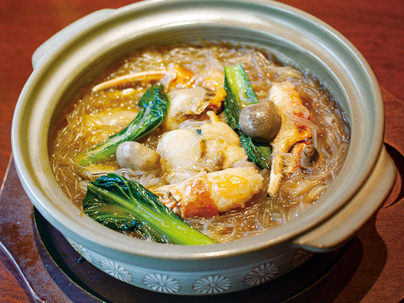 １月　広東料理　蟹拑粉絲煲　ずわい蟹の爪、ホタテ、国産鶏、春雨の土鍋煮込